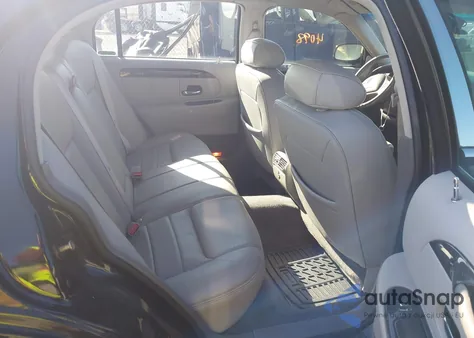 1998 Lincoln Town Car Signature z USA, uszkodzony, nr VIN 1LNFM82W6WY711741